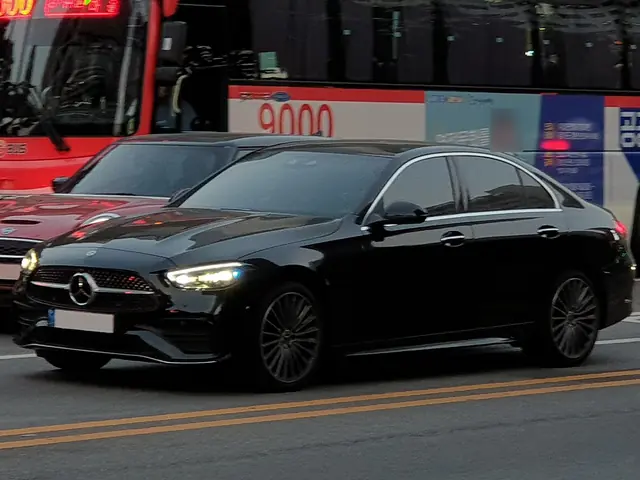 C-클래스 W206 앞모습 대표 이미지